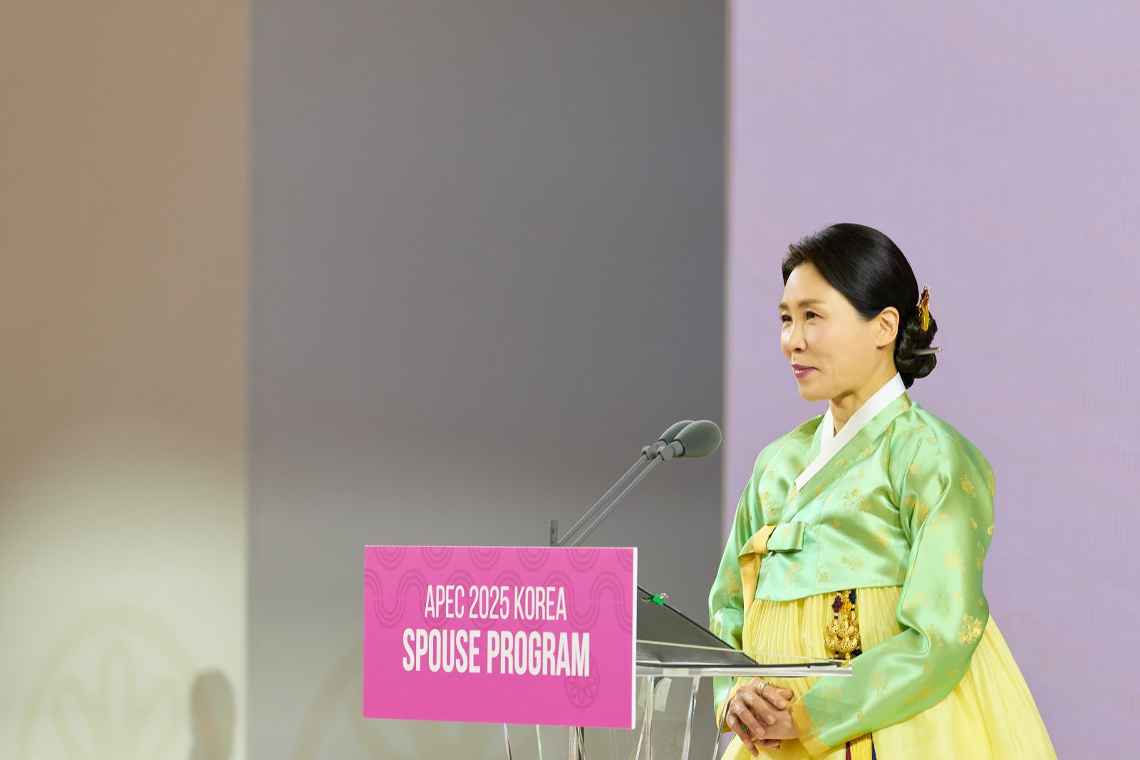 김혜경 여사가 31일 경북 경주 우양미술관에서 열린 APEC 정상회의 계기 배우자행사 오찬에서 발언하고 있다.  2025.10.31. 대통령실 제공