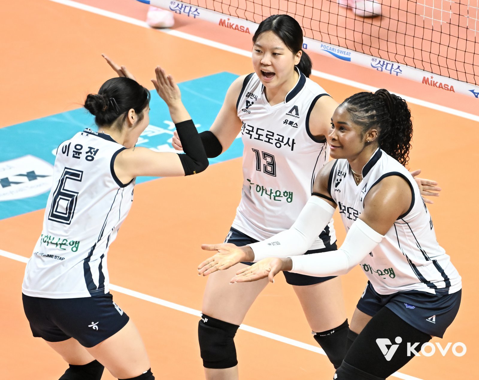 ‘모마 45점’ 도로공사, 풀세트 끝 GS칼텍스 꺾고 3연승 행진