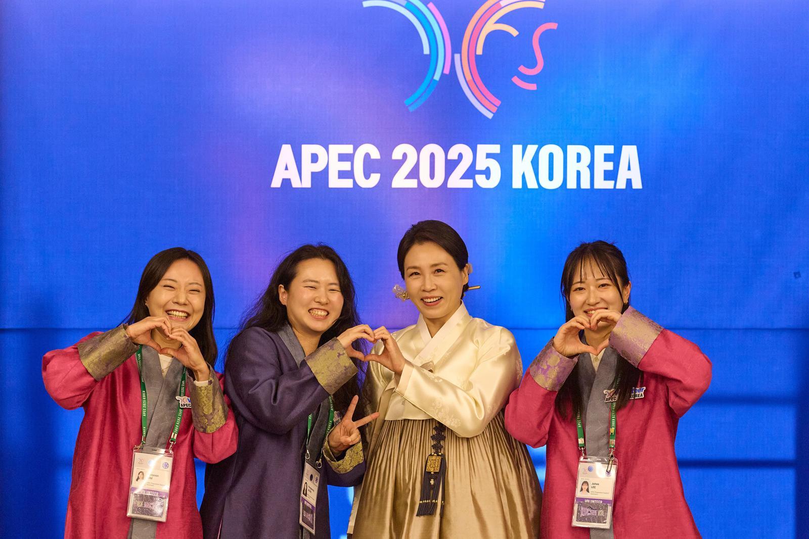 김혜경 여사, APEC 자원봉사자 격려 “최고의 민간외교관”