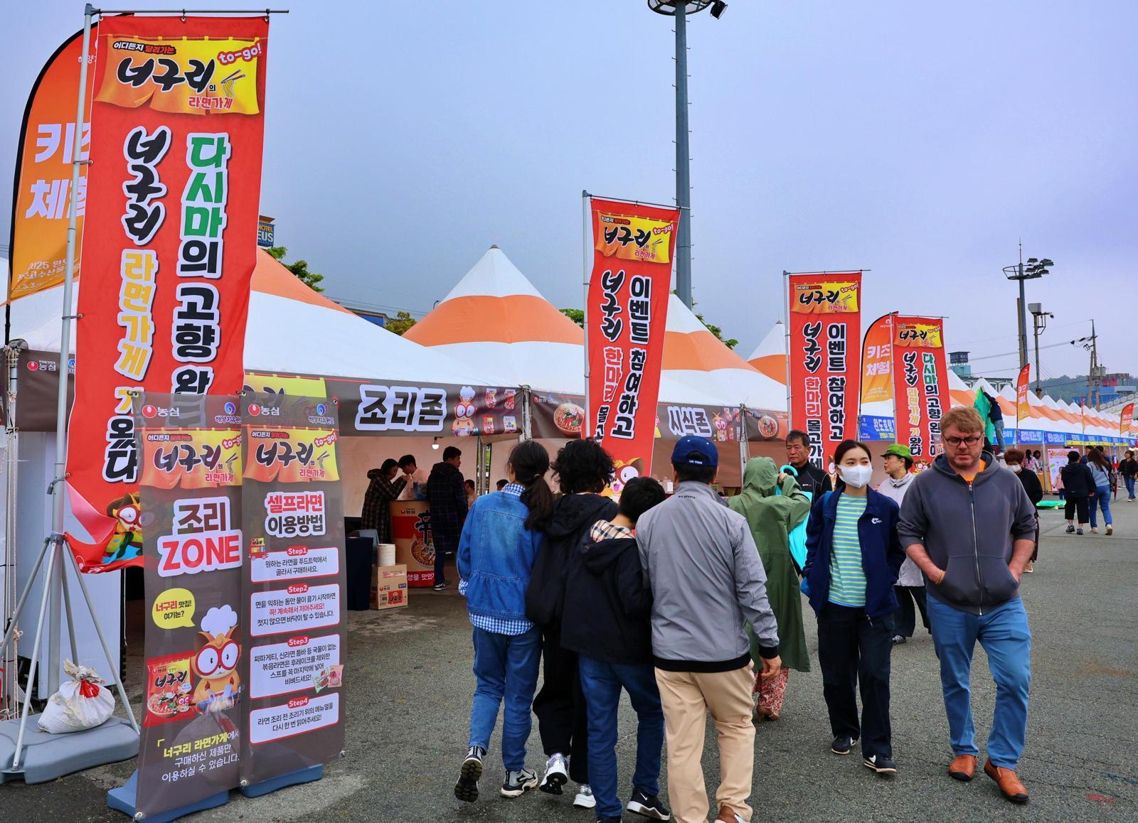 올해 5월 전남 완도군 해변공원에서 열린 ‘2025 장보고 수산물 축제’에서 농심이 마련한 ‘너구리 라면가게’ 행사장이 방문객으로 북적이고 있다. 농심 제공