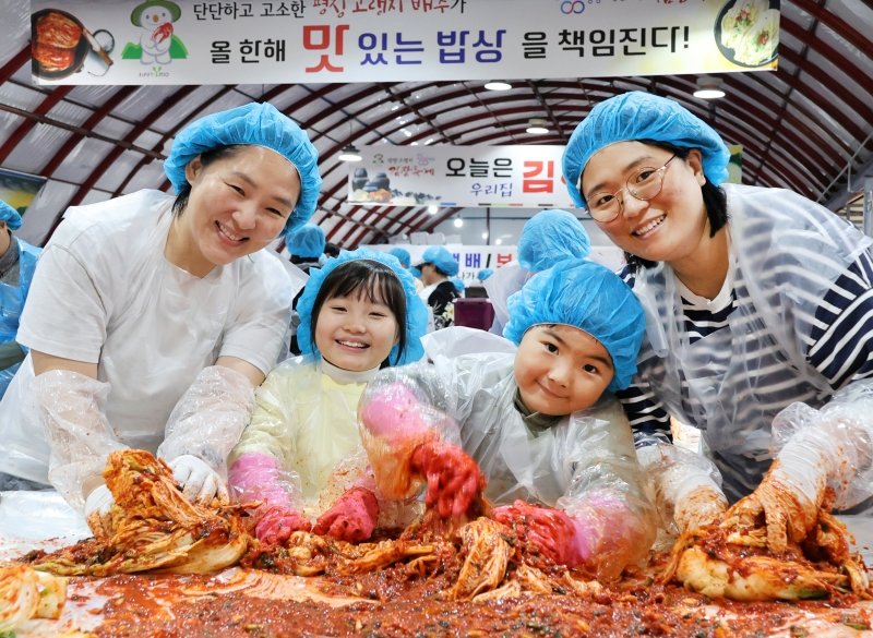 평창고랭지김장축제는 모든 세대가 어울릴 수 있는 체험형 축제로 급성장했다. 사진은 지난해 축제 모습.  평창고랭지김장축제위원회 제공