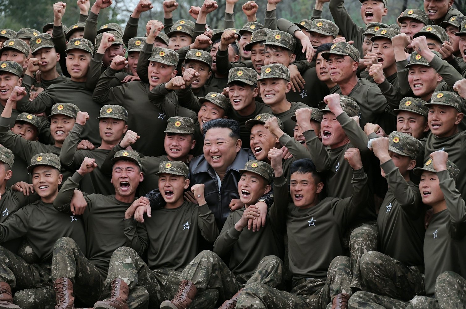 노동당 기관지 노동신문은 2일 “조선노동당 총비서이시며 조선민주주의인민공화국 국무위원장이신 경애하는 김정은 동지께서 11월 1일 조선인민군 제11군단 지휘부를 방문하시었다”라고 보도했다. 평양 노동신문=뉴스1