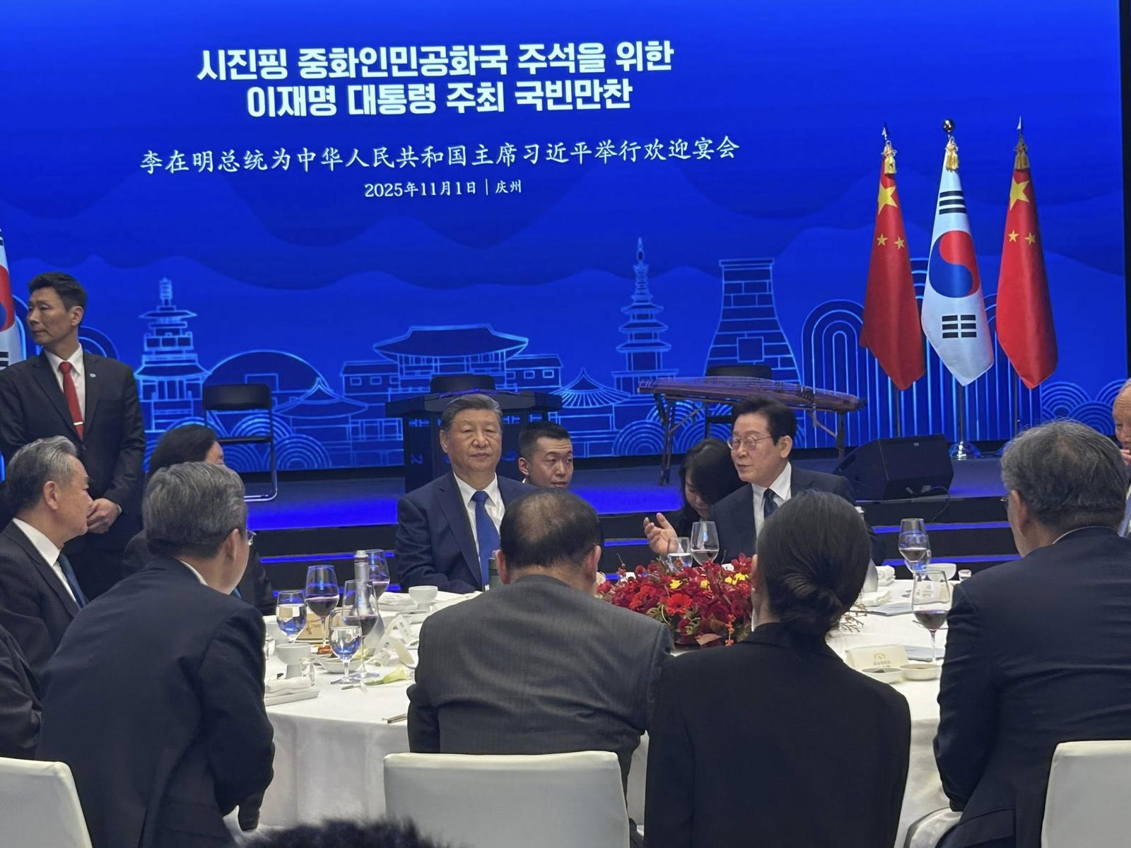 이재명 대통령과 시진핑 중국 국가주석이 1일 한중 정상회담 이후 경북 경주 쏘노캄 호텔에서 열린 국빈 만찬에서 대화하고 있다. 김영배 의원 페이스북 캡처