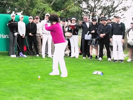 지난달 19일 이길여 가천대학교 총장이 경기 안산 더헤븐CC에서 열린 ‘제2회 가천심장병어린이돕기 자선 골프 대회’에서 시타하는 모습. 유튜브 채널 ‘길병원TV’ 영상 캡처