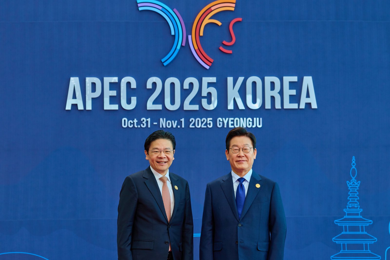 이재명 대통령이 10월 31일 경북 경주화백컨벤션센터(HICO)에서 열린 2025 아시아태평양경제협력체(APEC) 정상회의에서 로런스 웡 싱가포르 총리를 맞이하고 있다. (대통령실 제공. 재판매 및 DB 금지) 2025.10.31/뉴스1