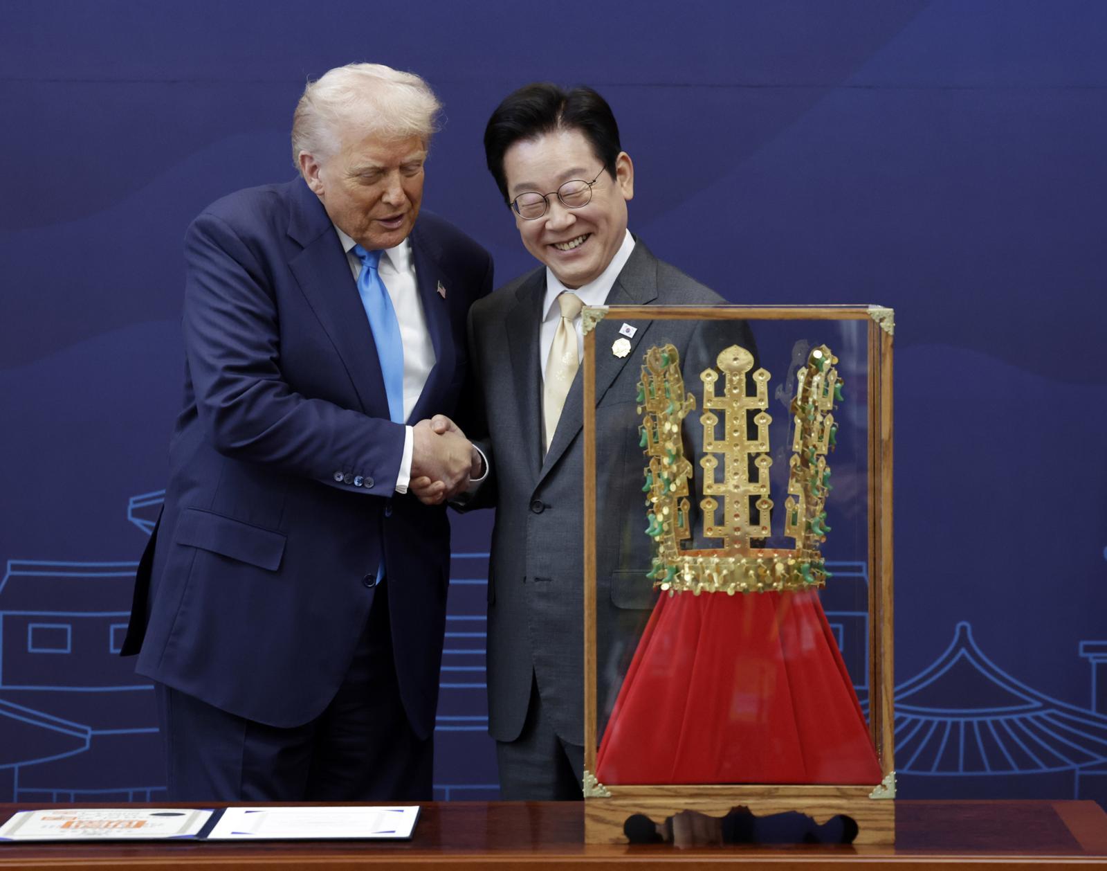 이재명 대통령이 29일 경북 경주박물관에서 도널드 트럼프 미국 대통령에게 ‘금관 모형’을 선물한 뒤 악수하고 있다. 뉴시스