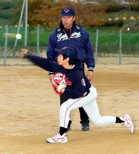 리틀야구단을 운영하던 시절 김건우가 어린 투수의 투구를 지도하고 있다. 동아일보 DB