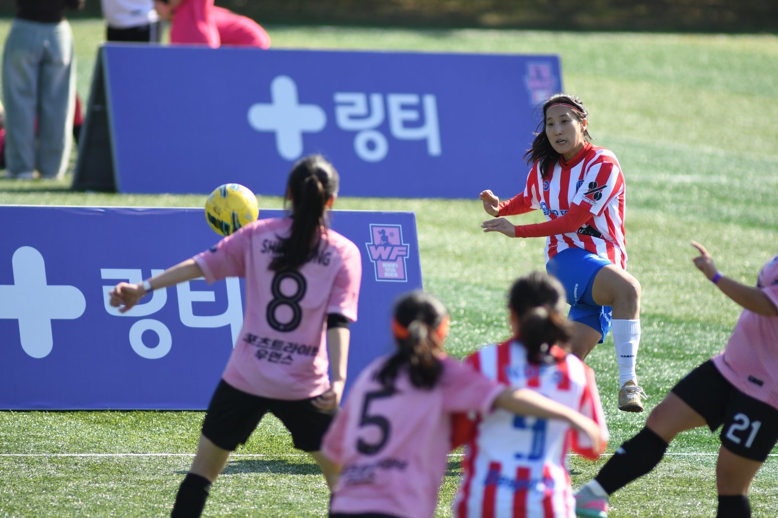 1일 인천 남동구 인천대공원 축구장에서 열린 ‘2025 우먼스 풋살 인천’ 대회에서 참가 선수들이 치열한 경기를 펼치고 있다. 우먼스풋살인천조직위원회 제공