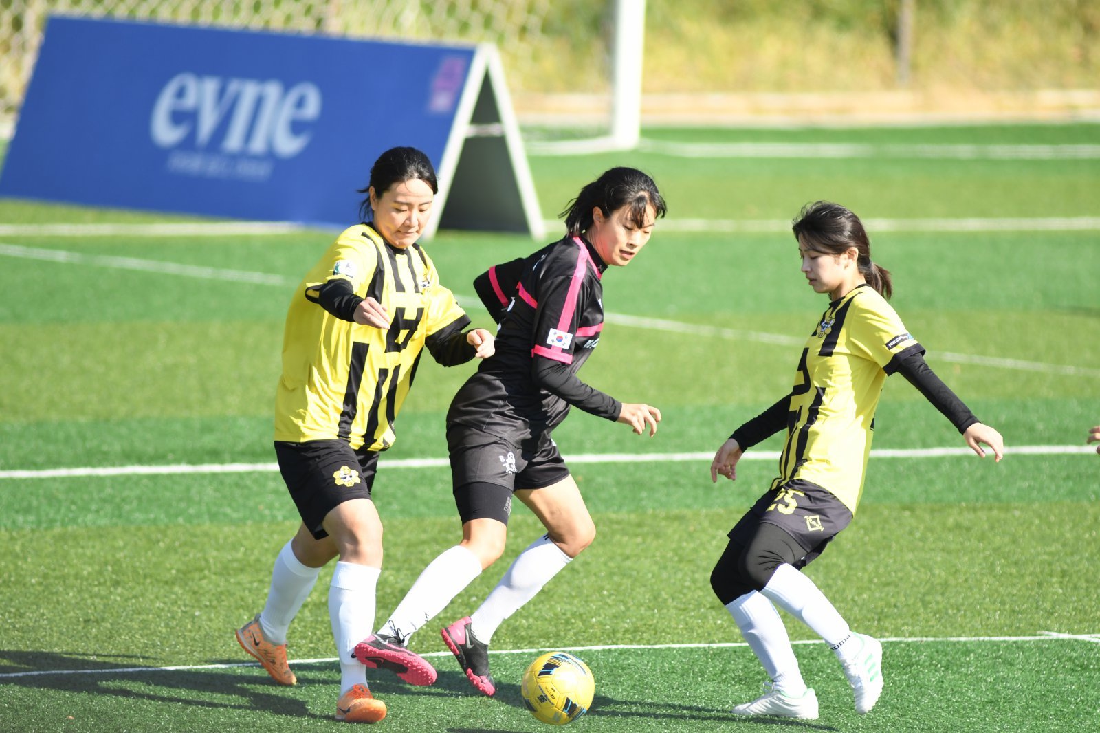 1일 인천 남동구 인천대공원 축구장에서 열린 ‘2025 우먼스 풋살 인천’ 대회에서 참가 선수들이 치열한 경기를 펼치고 있다. 우먼스풋살인천조직위원회 제공