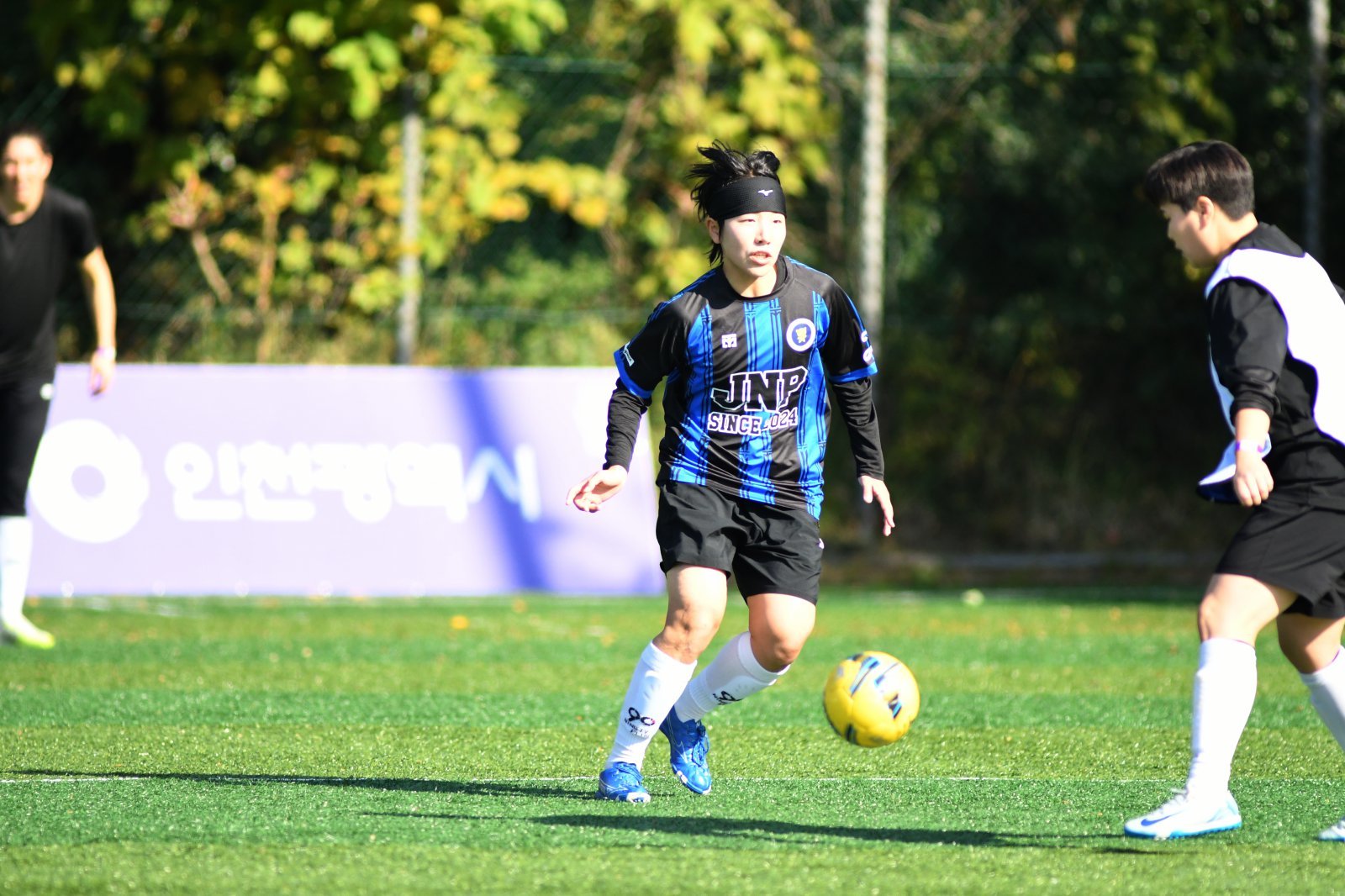 1일 인천 남동구 인천대공원 축구장에서 열린 ‘2025 우먼스 풋살 인천’ 대회에서 참가 선수들이 치열한 경기를 펼치고 있다. 우먼스풋살인천조직위원회 제공