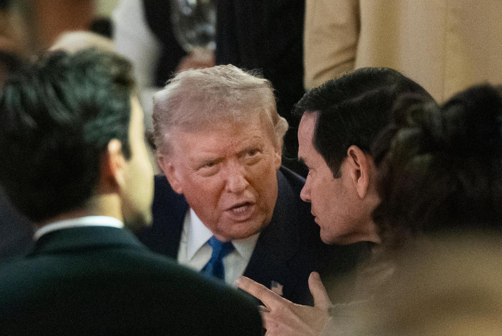 도널드 트럼프 미국 대통령(왼쪽에서 두 번째)이 지난달 31일 플로리다주 팜비치의 사저 마러라고 리조트에서 열린 핼로윈 파티에서 마코 루비오 국무장관(왼쪽에서 세 번째)과 대화하고 있다. 팜비치=AP 뉴시스