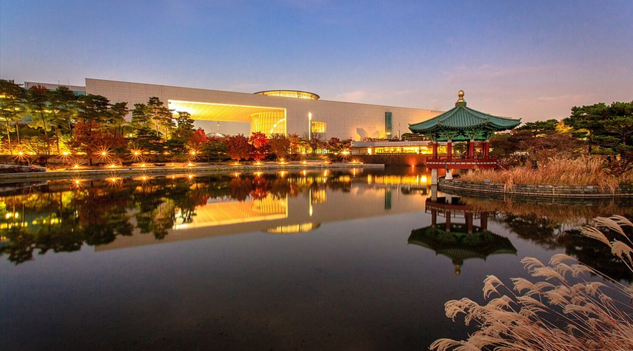 올해 용산 개관 20주년을 맞은 국립중앙박물관 연간 누적 관람객 수는 전년 동기 대비 약 70% 증가해 500만 명을 돌파했다. 사진 출처 국립중앙박물관