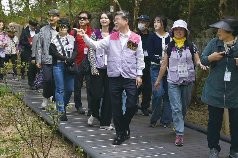 김길성 중구청장(가운데)이 남산자락숲길에서 어르신들을 모시고 산책 동행 봉사활동을 했다. 중구 제공