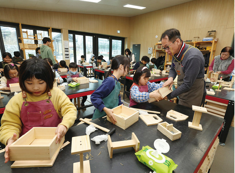 노원구 불암산 목공예체험장에서 목공예 체험 중인 어린이들. 노원구 제공