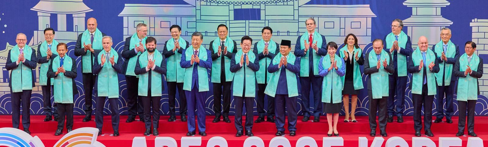 APEC 정상들, 한복 목도리 두르고 폐막 기념촬영
이재명 대통령이 1일 경북 경주 화백컨벤션센터(HICO)에서 열린 2025 아시아태평양경제협력체(APEC) 정상회의에 참석한 각국 정상들과 한복 소재로 만든 목도리를 두르고 기념 촬영을 하고 있다. 앞줄 왼쪽부터 앤서니 앨버니지 호주 총리, 하사날 볼키아 브루나이 국왕, 마크 카니 캐나다 총리, 가브리엘 보리치 칠레 대통령, 시진핑 중국 국가주석, 이 대통령, 프라보워 수비안토 인도네시아 대통령, 다카이치 사나에 일본 총리, 안와르 이브라힘 말레이시아 총리, 크리스토퍼 럭슨 뉴질랜드 총리, 페르디난드 마르코스 주니어 필리핀 대통령. 뒷줄 왼쪽부터 존 리 홍콩 행정장관, 존 로소 파푸아뉴기니 부총리, 알렉세이 오베르추크 러시아 부총리, 로런스 웡 싱가포르 총리, 아누틴 찬위라꾼 태국 총리, 르엉끄엉 베트남 국가주석, 스콧 베선트 미국 재무장관, 테레사 메라 페루 통상관광부 장관, 마르셀로 에브라르드 멕시코 경제장관, 린신이 대만 총통 선임고문. 대통령실 제공