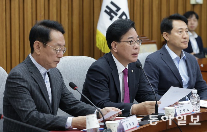 국민의힘 송언석 원내대표(가운데)가 2일 국회에서 열린 서울·인천·경기·강원 예산정책협의회에서 발언하고 있다. 송 원내대표는 이날 “지금 필요한 건 포퓰리즘 정책이 아니라 근본적인 성장 대책”이라고 말했다. 오른쪽부터 오세훈 서울시장, 송 원내대표, 김도읍 정책위의장. 박형기 기자 oneshot@donga.com