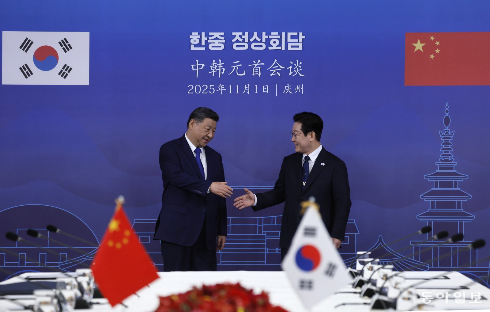이재명 대통령과 시진핑 중국 국가주석이 1일 경북 경주 국립경주박물관에서 열린 한중 정상회담에서 악수를 하고 있다. 경주=송은석 기자 silverstone@donga.com