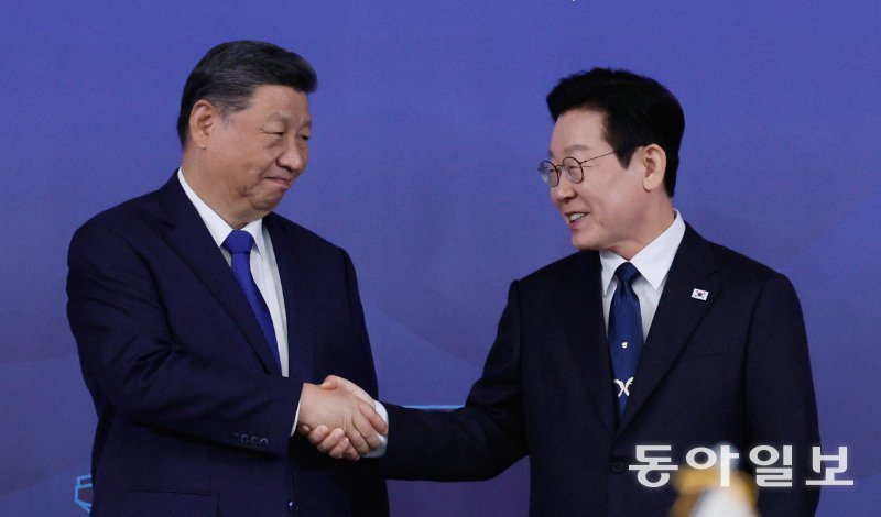 李-시진핑 1시간 37분 정상회담 이재명 대통령(오른쪽)과 시진핑 중국 국가주석이 1일 경북 경주 국립경주박물관에서 열린 한중 정상회담에서 악수를 하며 기념 촬영을 하고 있다. 11년 만에 한국을 국빈 방문한 시 주석은 이날 이 대통령과 1시간 37분 동안 양국 간 교류·협력 확대 방안 등을 논의했다. 경주=송은석 기자 silverstone@donga.com