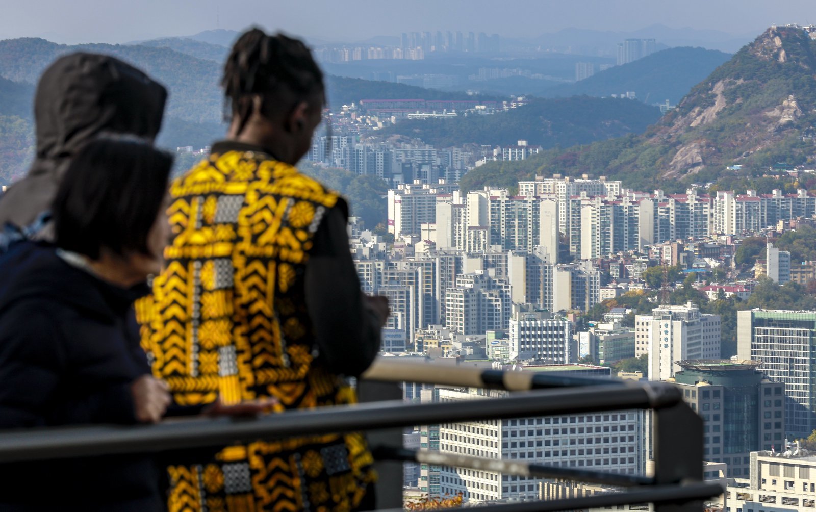 2일 서울 중구 남산에 서울시내 아파트가 보이고 있다.   10·15 주택시장 안정화 대책 시행 이후 열흘 동안 서울 외곽지역의 아파트 매매 거래가 뚝 끊기며 규제 직격탄을 맞은 것으로 나타났다. 토지거래허가구역 효력이 발효된 지난 20일부터 29일까지 열흘 동안 서울 아파트 매매 거래는 총 174건이 신고됐다. 규제 전 열흘(10~19일)간 거래량은 4031건으로, 아파트 매매 거래가 무려 95.7% 급감한 셈이다. 2025.11.02. [서울=뉴시스]