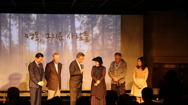 2018년 10월 열린 시 낭송콘서트에서 배우 최불암(왼쪽에서 세번째)과 박정자(왼쪽에서 네번째), 소설가 김훈(왼쪽에서 다섯번째) 등이 시의 아름다움과 시 낭독의 즐거움을 이야기하고 있다. 한국여성문예원 제공.