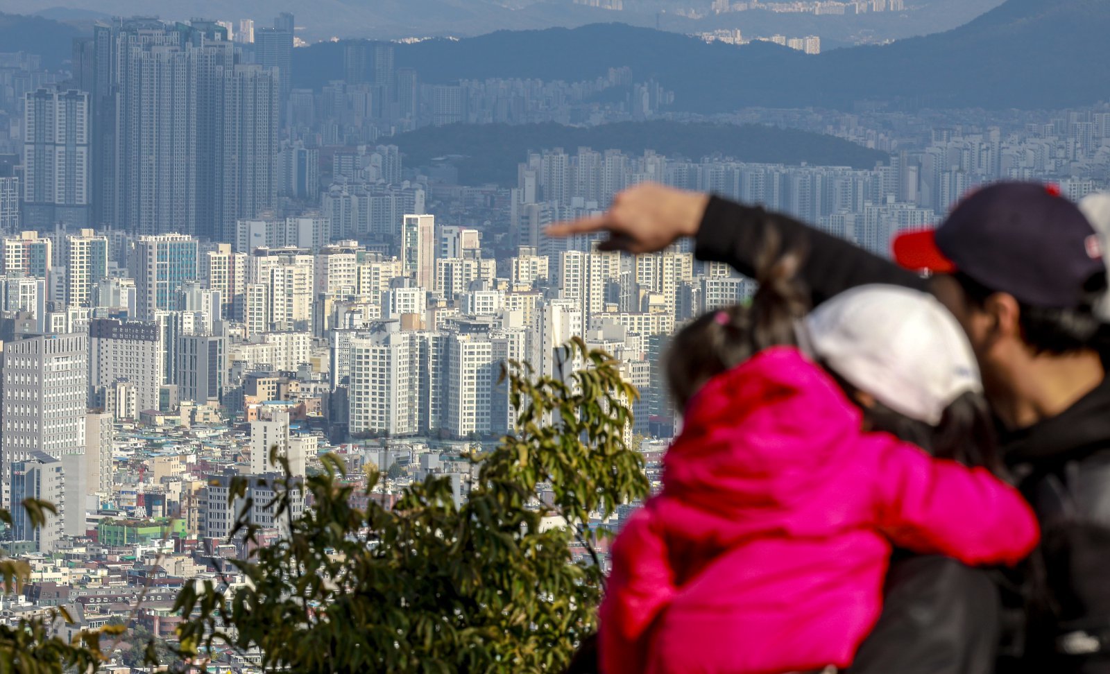 2일 서울 중구 남산에 서울시내 아파트가 보이고 있다.   10·15 주택시장 안정화 대책 시행 이후 열흘 동안 서울 외곽지역의 아파트 매매 거래가 뚝 끊기며 규제 직격탄을 맞은 것으로 나타났다. 토지거래허가구역 효력이 발효된 지난 20일부터 29일까지 열흘 동안 서울 아파트 매매 거래는 총 174건이 신고됐다. 규제 전 열흘(10~19일)간 거래량은 4031건으로, 아파트 매매 거래가 무려 95.7% 급감한 셈이다. 2025.11.02. [서울=뉴시스]
