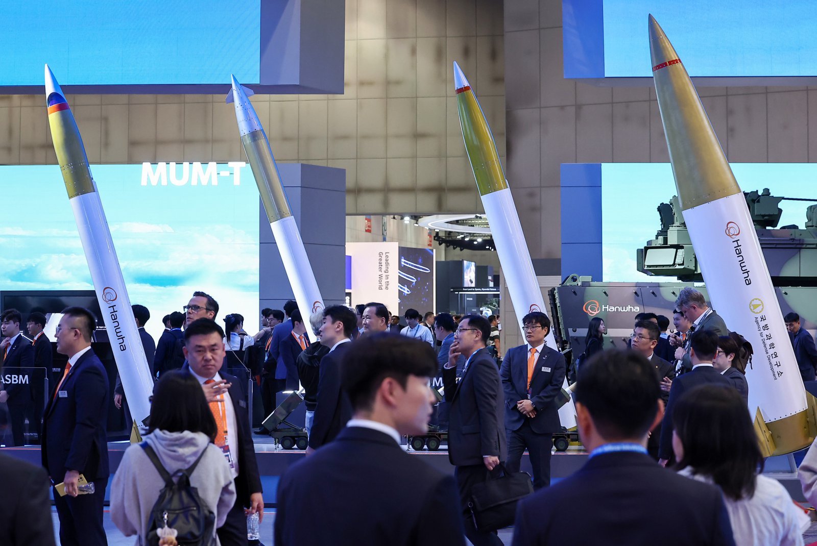 20일 경기 고양시 킨텍스에서 열린 서울국제항공우주 및 방위산업 전시회 ‘ADEX 2025’에서 한화 부스를 찾은 관람객들이 전시장을 둘러보고 있다. 2025.10.20/뉴스1