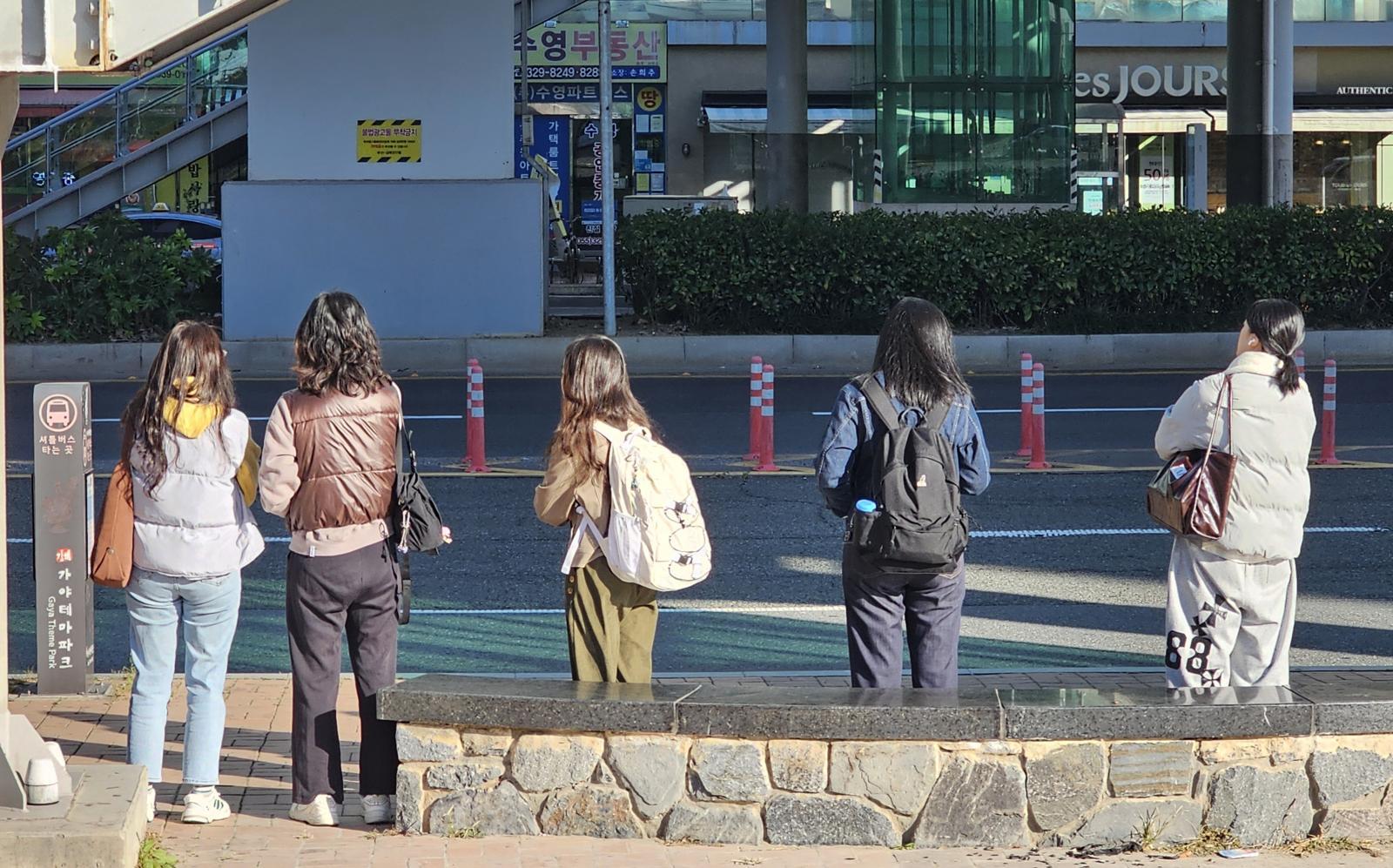 3일 아침 김해시 삼정동 부산김해경전철 인제대역 인제대 셔틀버스 승강장에 학생들이 버스를 기다리고 있다. 2025.11.3. 뉴스1