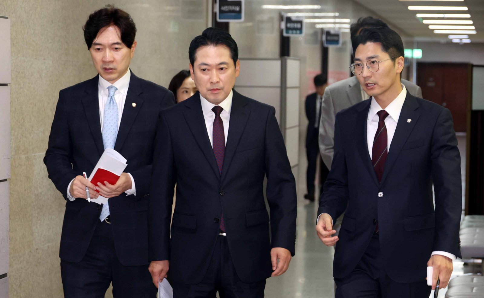 장동혁 국민의힘 대표가 17일 오후 서울 여의도 국회에서 열린 ‘한미 관세협상’ 관련 기자간담회에 참석하고 있다. 왼쪽부터 박성훈 수석대변인, 장 대표, 박준태 당 대표 비서실장. 2025.10.17. 뉴시스