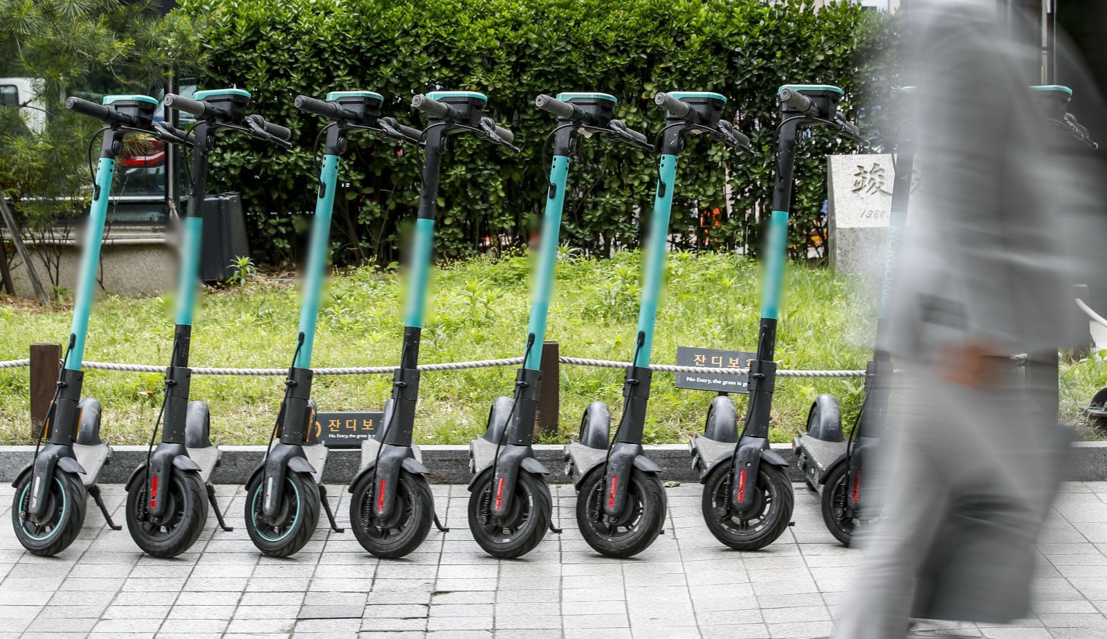 전동킥보드로 버스 하차 승객 ‘쾅’…40대 벌금 200만원