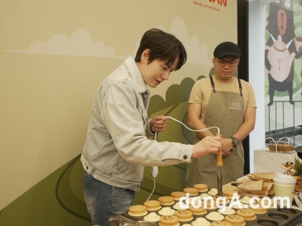 대만 관광 홍보대사 가수 규현이 행사장을 방문해 체험하고 있다. 대만관광청 제공