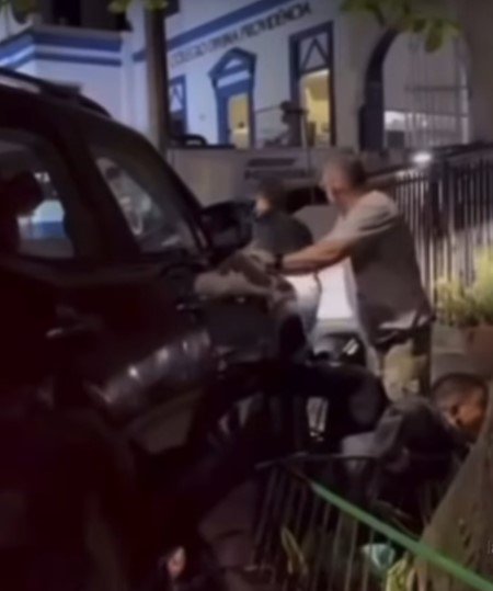 브라질 리우데자네이루에서 2인조 무장강도가 차량 운전자를 위협하다 오히려 SUV 밑에 깔려 구조를 기다리는 신세가 됐다. 경찰은 두 사람을 체포했다. 인스타그램 영상 갈무리