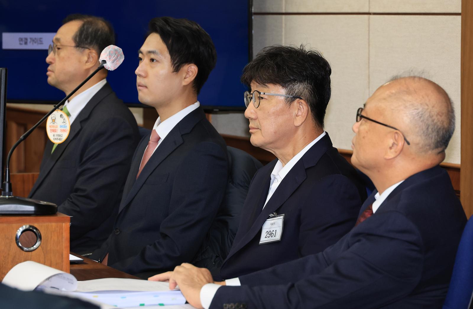 불법 정치자금 수수혐의로 구속기소된 권성동 국회의원이 3일 오전 서울 서초구 서울중앙지법에서 열린 첫 공판에 출석해 피의자석에서 재판을 기다리고 있다. 뉴스1