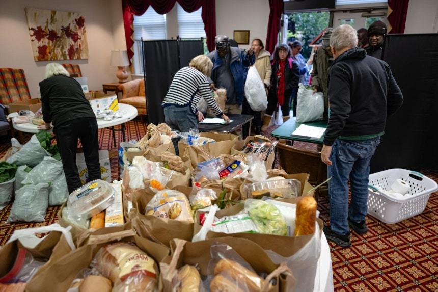 지난달 30일 미국 켄터키주 루이빌의 한 구호단체가 주민들에게 식자재를 무료로 나눠주고 있다.루이빌·뉴욕=AP 뉴시스