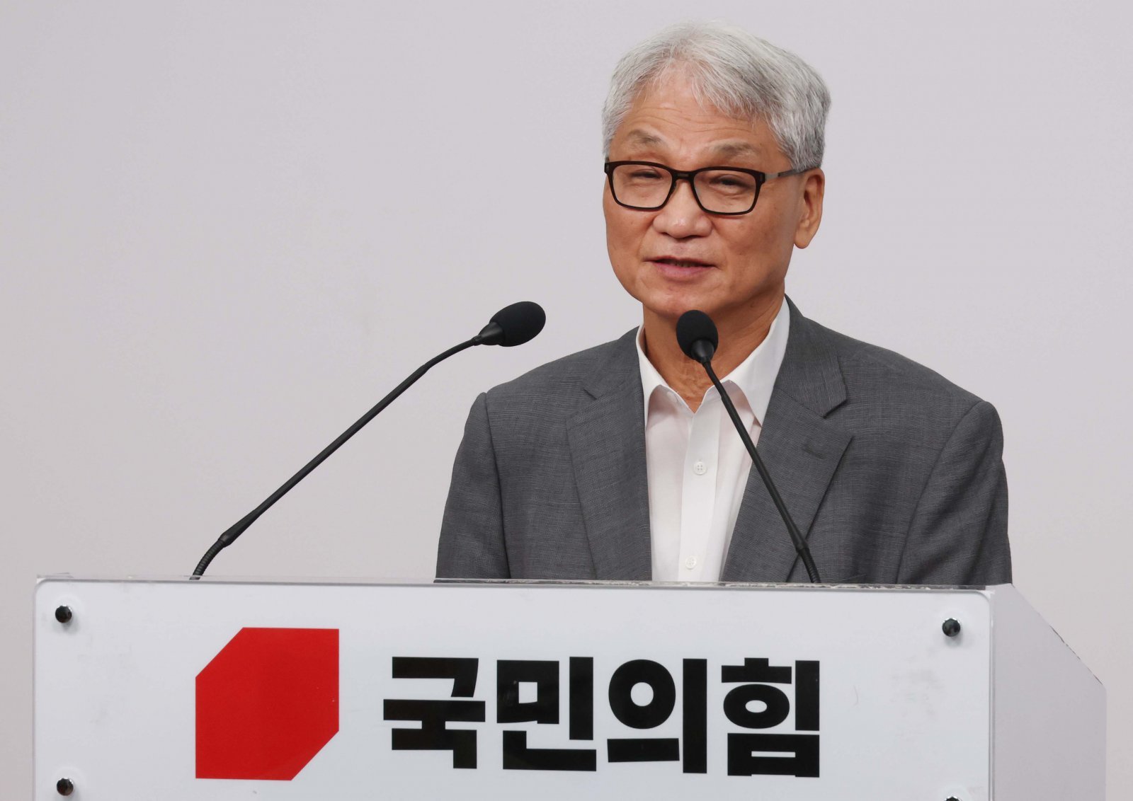 여상원 국민의힘 중앙윤리위원회 위원장이 11일 서울 여의도 중앙당사에서  21대 ‘대선후보 교체 시도’로 회부된 권영세·이양수 의원을 징계 하지 않기로 한 윤리위 결정을 발표하고 있다. 2025.09.11 뉴시스