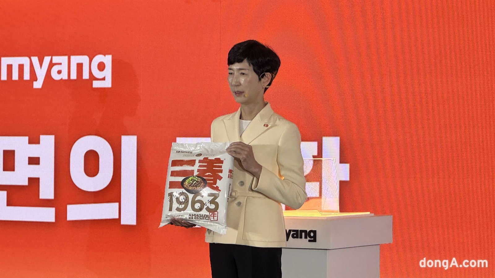 김정수 삼양라운드스퀘어 부회장이 3일 서울 중구 보코서울명동 호텔에서 신제품 ‘삼양1963’을 소개하고 있다. 윤우열 기자 cloudancer@donga.com