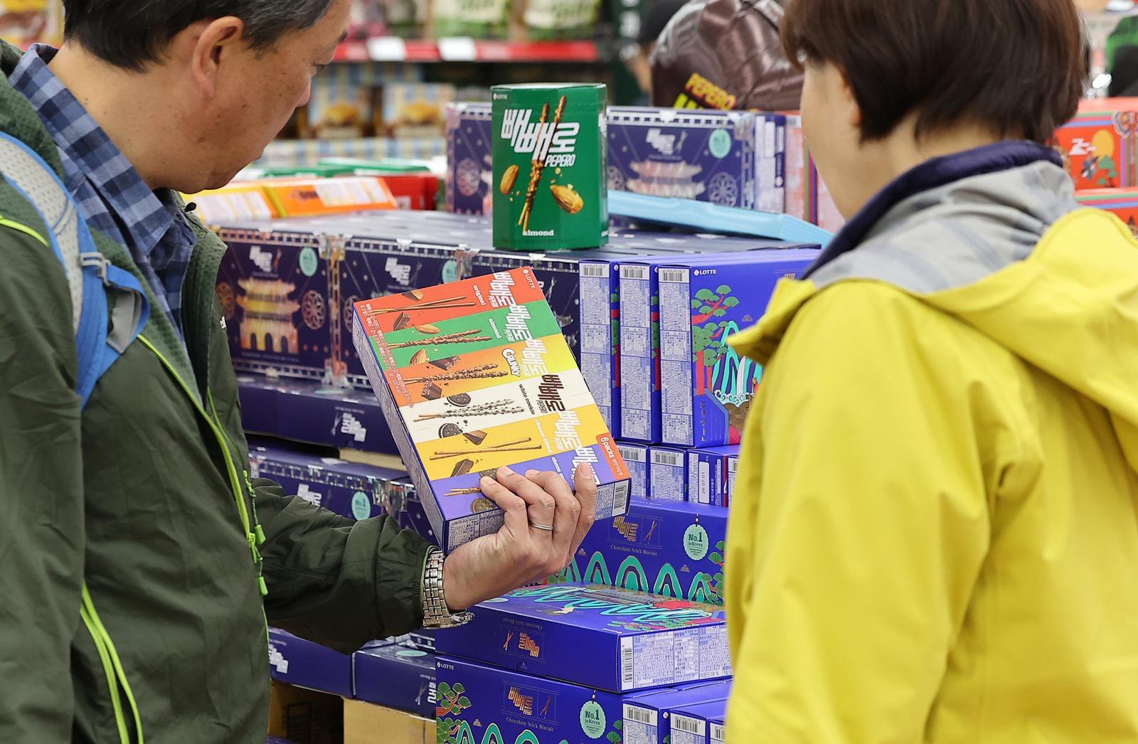 젠슨 황 엔비디아 최고경영자(CEO)가 지난달 31일 APEC CEO 서밋 특별 세션 뒤 기자간담회에서 빼빼로를 먹는 모습이 화제가 된 가운데 3일 서울 시내 한 대형마트에서 외국인 관광객들이 빼빼로를 살펴보고 있다. 2025.11.3/뉴스1