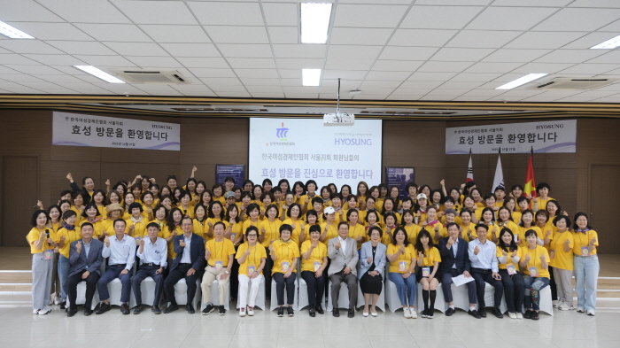 한국여성경제인협회 서울지회 회원들이 효성그룹 베트남 법인을 방문하고 기념촬영하고 있다. 한국여성경제인협회