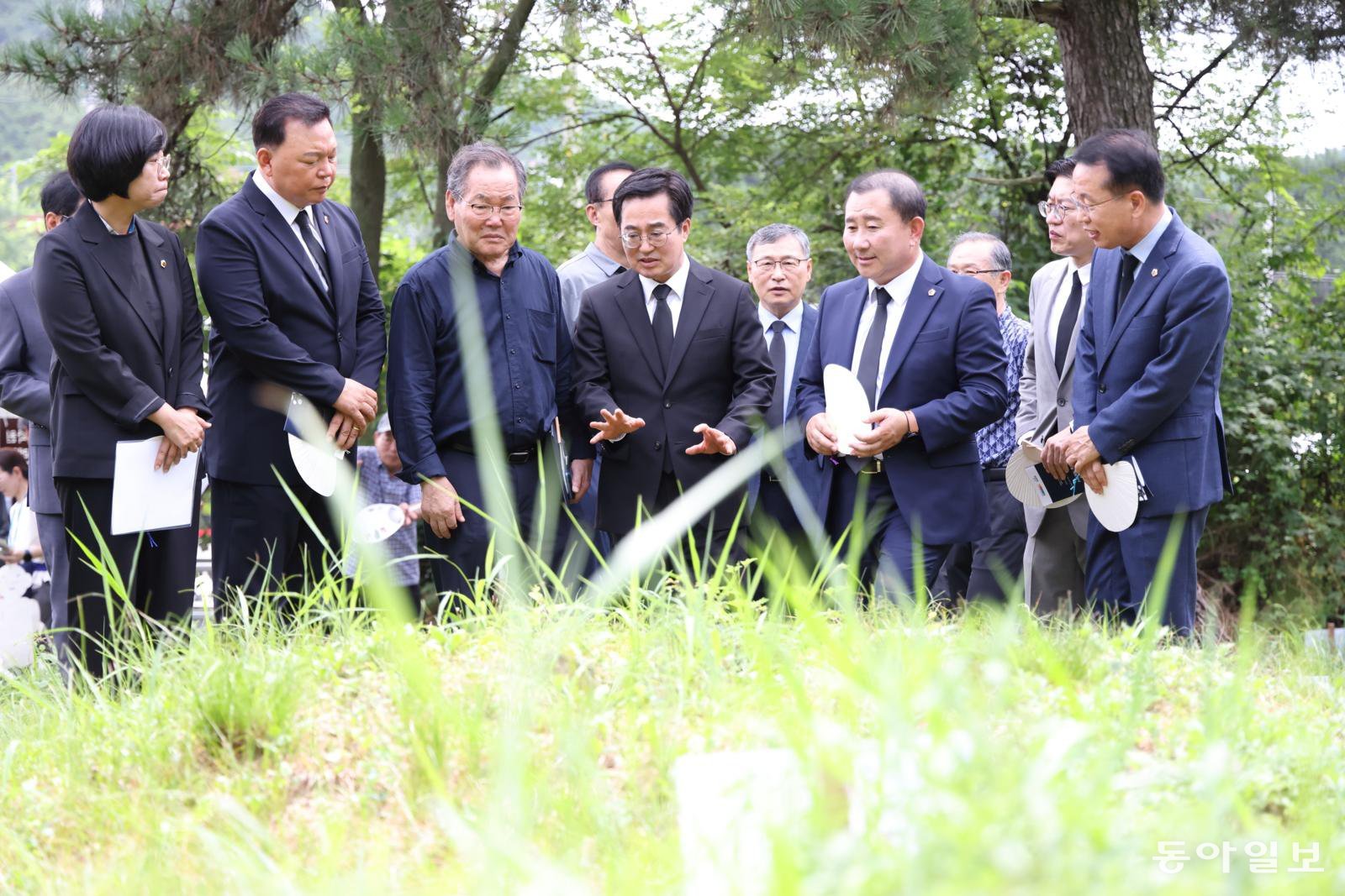 김동연 경기도지사가 선감학원 피해조사를 위해 현장에서 관계자들과 얘기를 나누고 있다. 자료사진