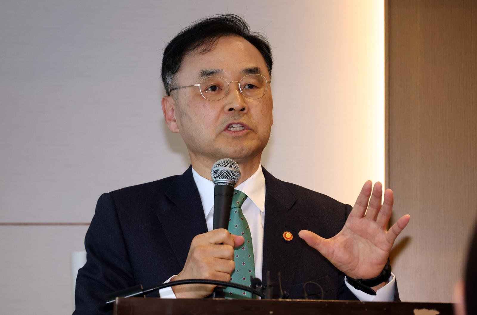 [세종=뉴시스] 차정인 국가교육위원장이 3일 세종시 코트야드 바이 메리어트 세종에서 열린 ‘국가교육위원장-교육기자 간담회’에서 발언하고 있다. 2025.11.03