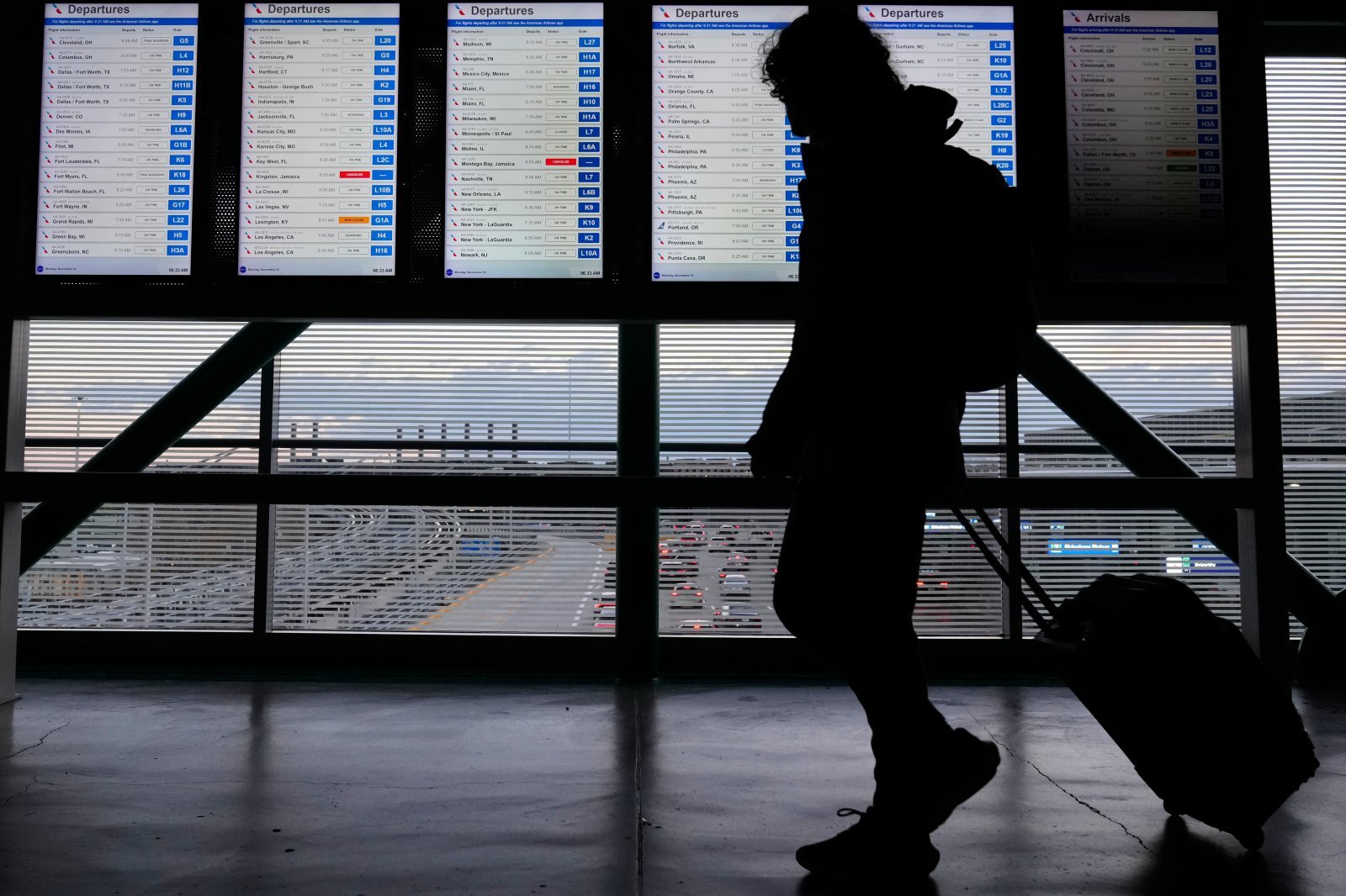 미국 연방정부 셧다운(업무중단)이 34일째 지속되고 있는 3일(현지 시간) 미국 시카고 오헤어국제공항에서 여행객이 이동하고 있다. 2025.11.04.[시카고=AP/뉴시스]