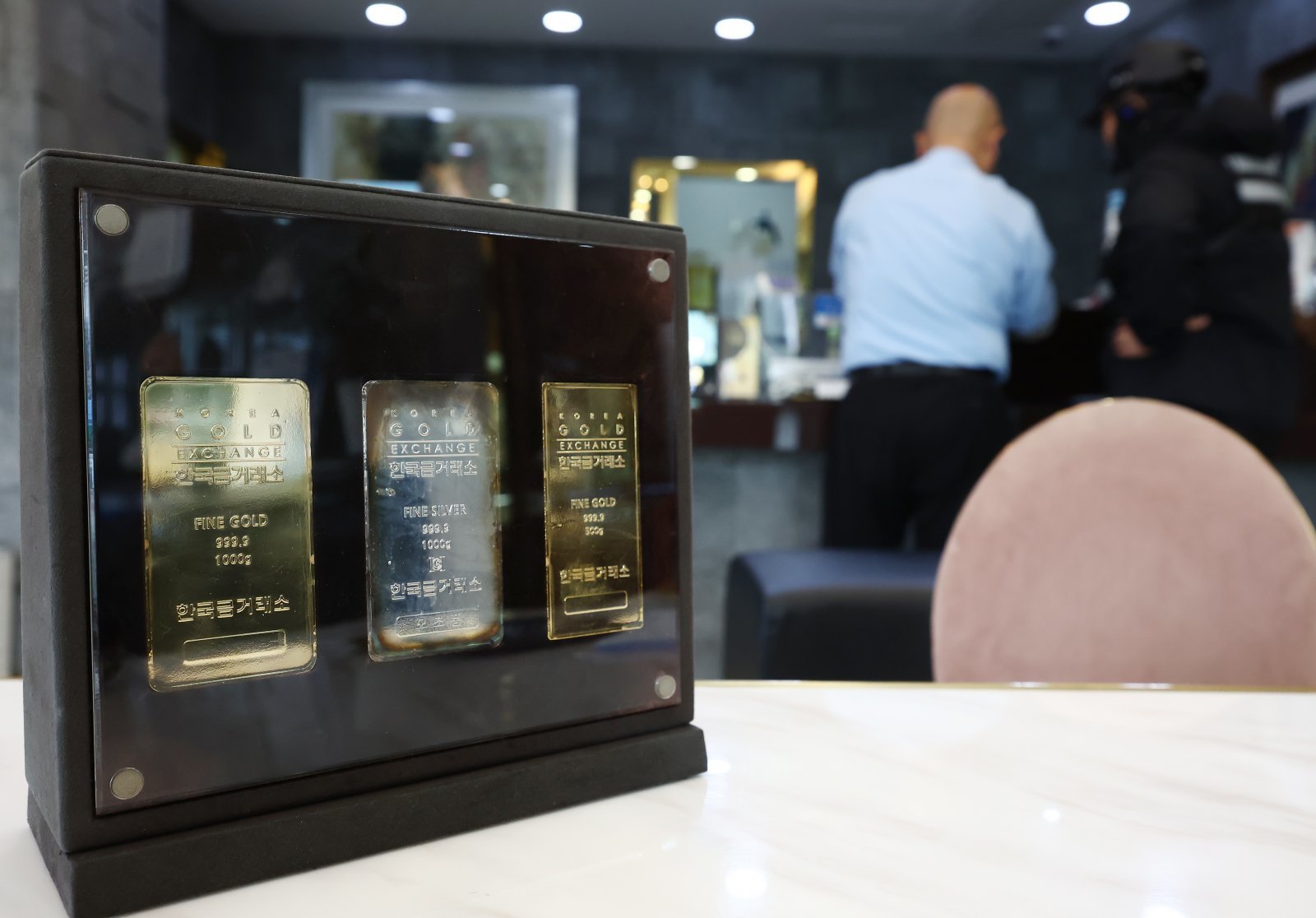서울 종로구 한국금거래소에  골드바가 진열된  모습이다. ⓒ News1