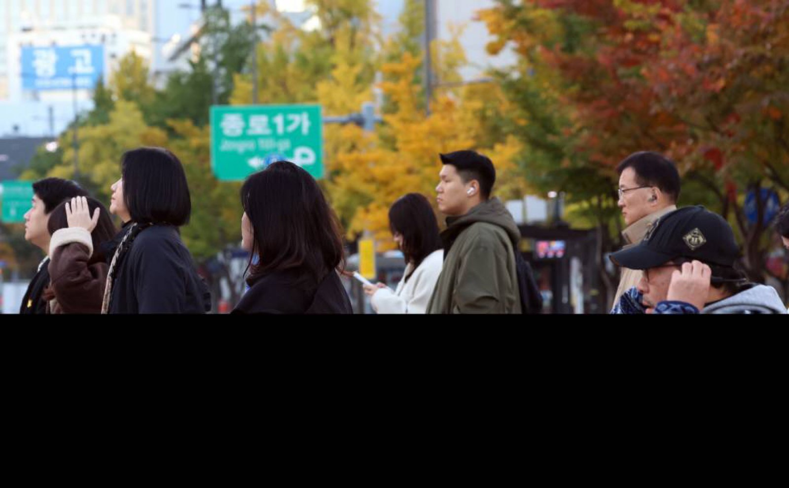 지난 3일 오전 전국의 기온이 영하권으로 떨어지며 출근길 추위가 찾아온 가운데 서울 광화문 네거리에서 시민들이 잔뜩 움츠린 채 이동하고 있다. 2025.11.3/뉴스1