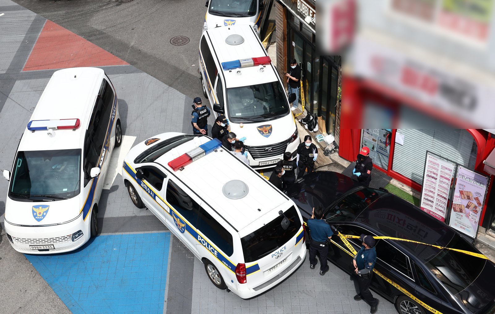 3일 흉기난동 사건이 발생한 서울 관악구 조원동의 한 주택가에서 경찰이 현장을 조사하고 있다.  2025.9.3/뉴스1