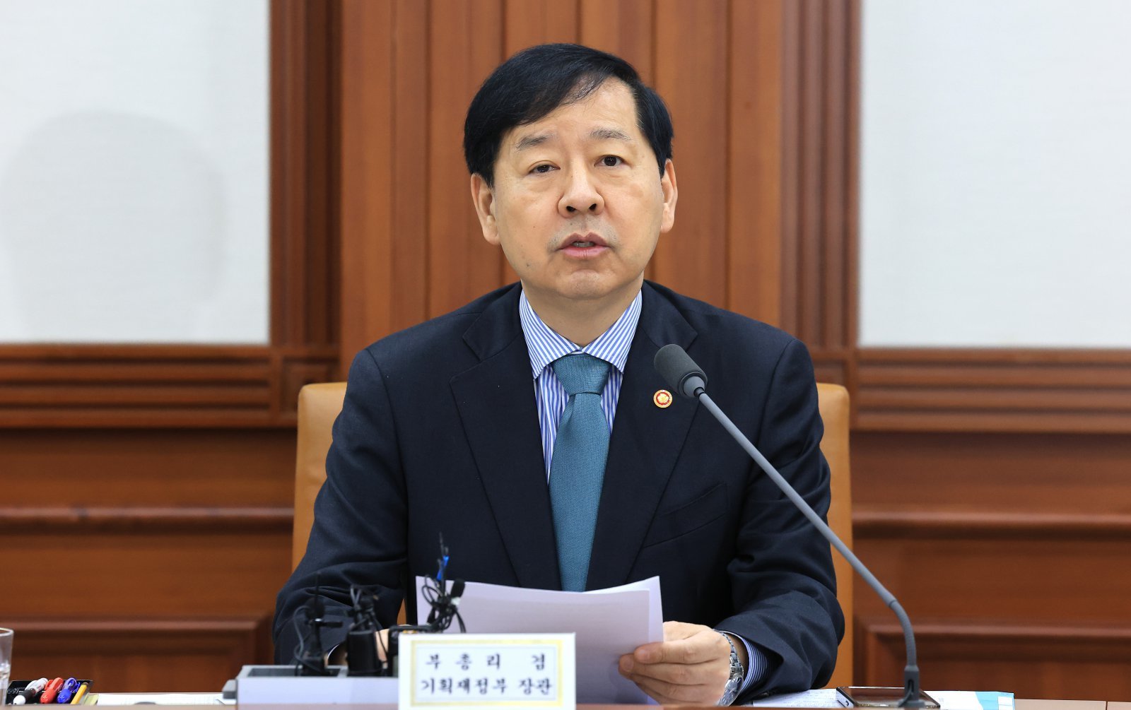 구윤철 경제부총리 겸 기획재정부 장관이 4일 오전 서울 종로구 정부서울청사에서 열린 경제관계장관회의 겸 물가관계장관회의 및 산업경쟁력강화 관계장관회의에서 모두발언을 하고 있다. 2025.11.4/뉴스1