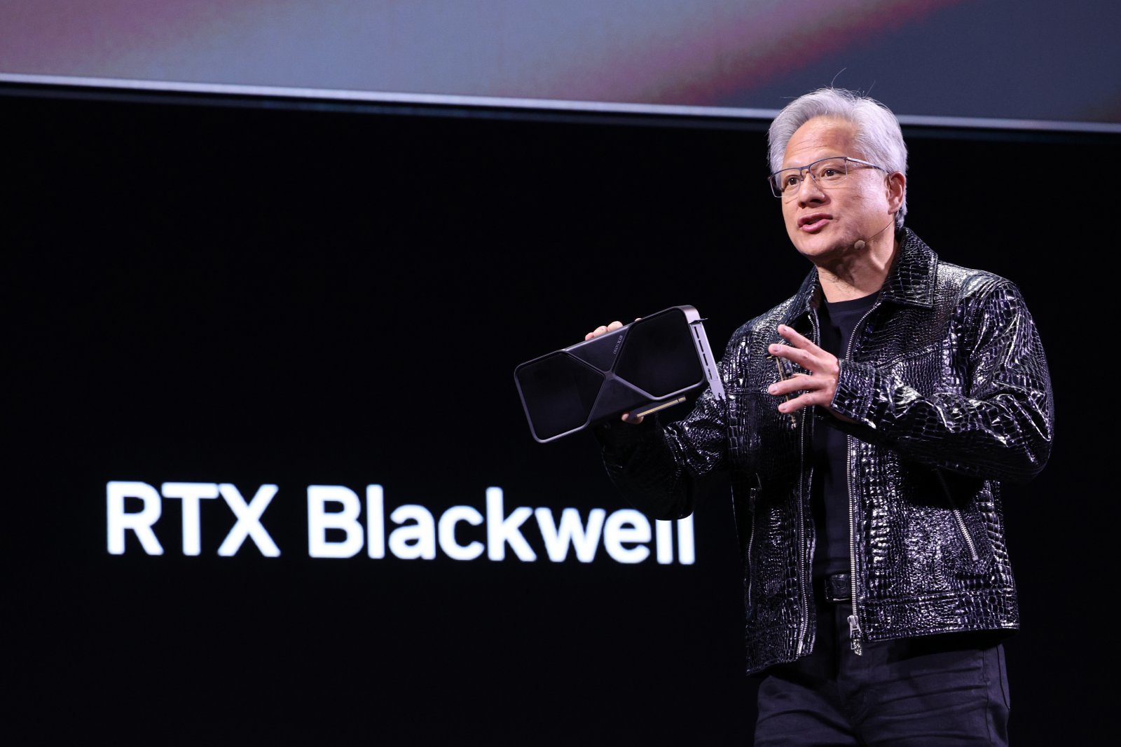 젠슨 황 엔비디아 최고경영자(CEO)가 세계 최대 IT(정보기술)·가전 전시회 ‘CES 2025’ 개막을 하루 앞둔 1월 6일(현지시간) 미국 네바다주 라스베이거스 만달레이베이 컨벤션센터에서 가진 기조연설에서 최신 인공지능(AI) 가속기 ‘블랙웰(Blackwell)’을 탑재한 지포스 RTX 50 시리즈 그래픽 카드를 공개하고 있다. 2025.1.6/뉴스1