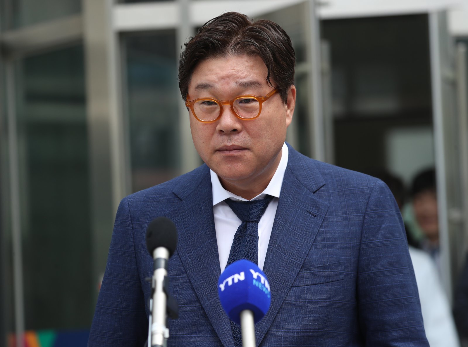 대북송금 관련 혐의로 기소된 김성태 전 쌍방울그룹 회장이 12일 오후 경기 수원시 영통구 수원지방법원에서 열린 선고 공판을 마치고 나와 취재진의 질문에 답하고 있다. 2024.7.12/뉴스1