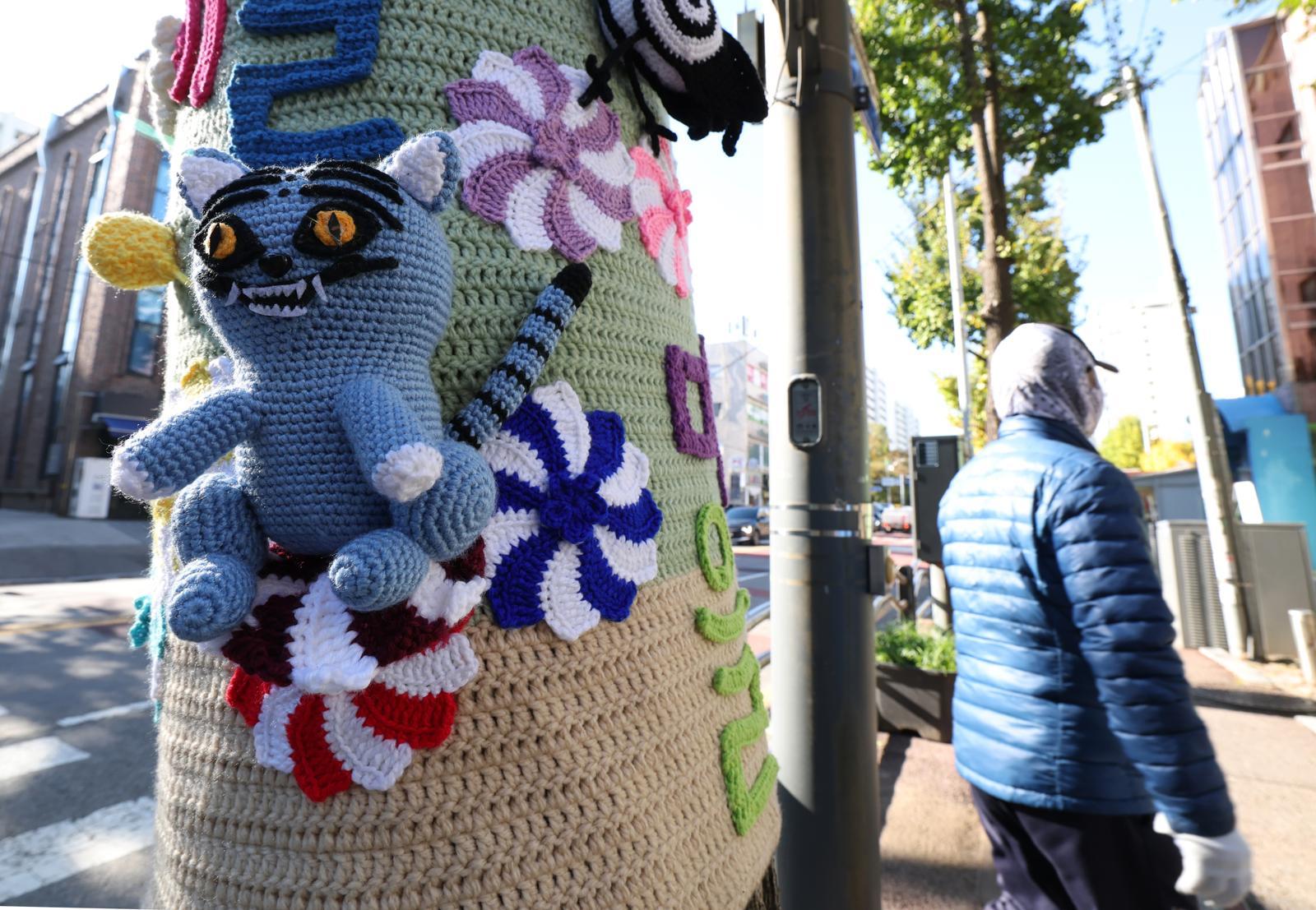 아침 기온이 영하권으로 떨어지며 초겨울 추위를 보인 3일 경기 광명시 하안동 하담길 예술의거리 가로수에 뜨개옷이 입혀져 있다. 2025.11.3/뉴스1