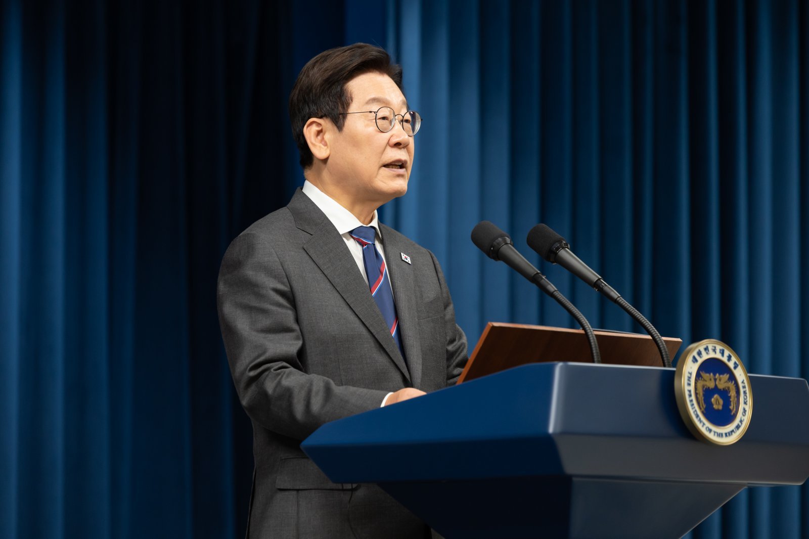 이재명 대통령과 로렌스 웡 싱가포르 총리가 2일 서울 용산 대통령실 청사에서 공동언론발표를 하고 있다. (대통령실 제공) 2025.11.2