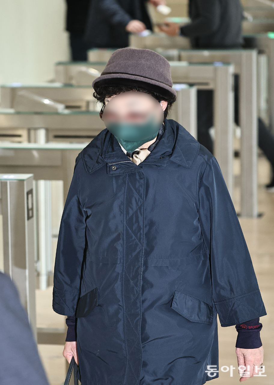 4일 특정범죄가중처벌 등에 관한 법률 위반(국고손실) 등 혐의를 받는 김 여사의 모친 최은순씨와 오빠 김진우씨가 서울 종로구에 마련된 김건희 특검 사무실로 출석하고 있다. 양회성 기자 yohan@donga.com