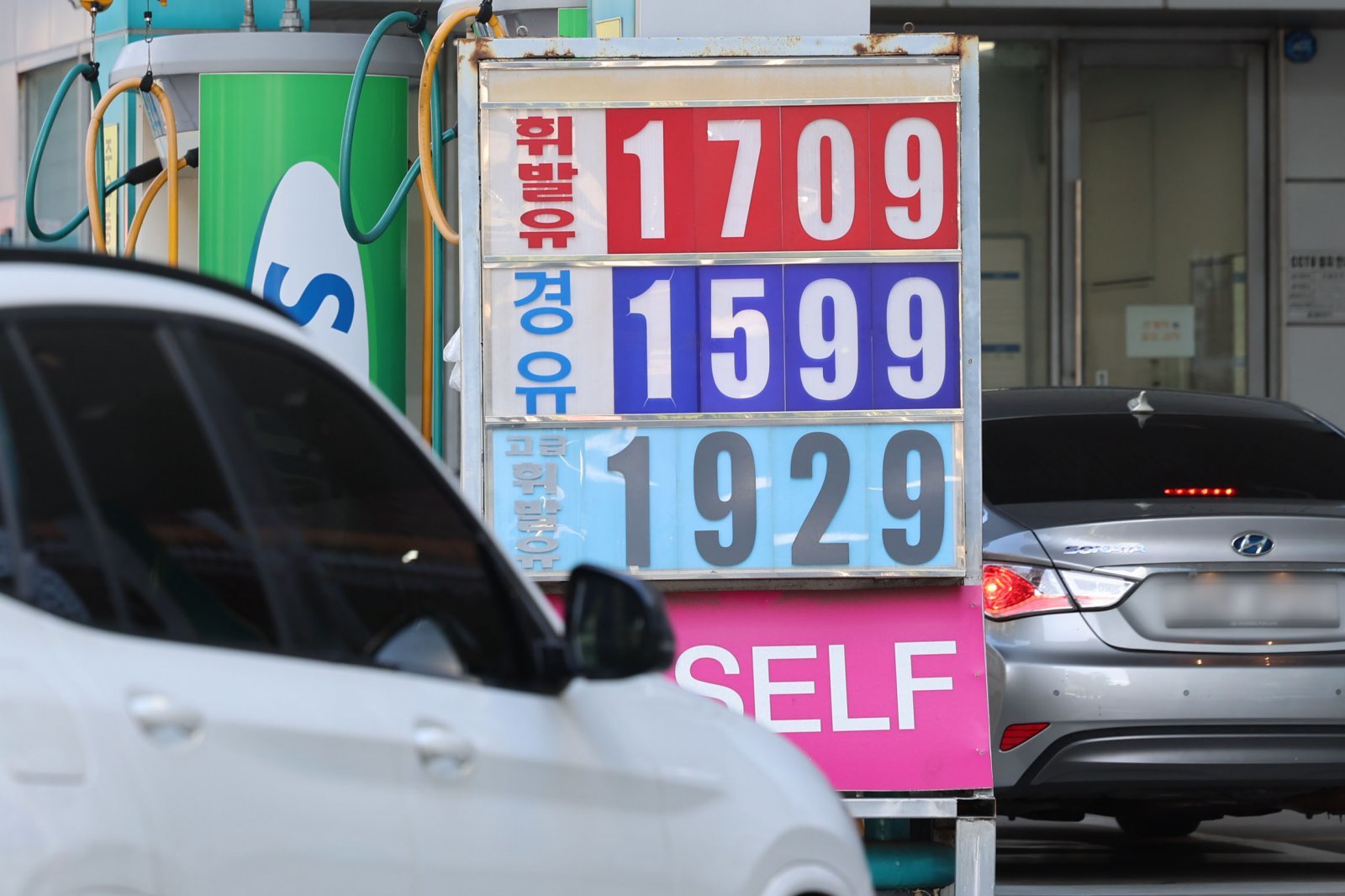 2일 서울 시내 한 주유소에 유가정보가 게시되어 있다. 주유소 휘발유 가격이 국제유가 상승 영향으로 3주만에 상승했다. 유류세 인하폭 축소로 당분간 기름값 상승세가 이어질 전망이다. 1일 한국석유공사 유가정보시스템 오피넷에 따르면 10월 다섯째 주(26~30일) 전국 주유소 휘발유 판매가는 리터(ℓ)당 1666.5원으로 직전 주 대비 5.4원 상승했다. 2025.11.02. 서울=뉴시스